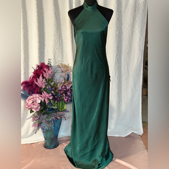 Lulus Love in Your Life Emerald Green Satin
Halter Maxi Dress - Picture 3 of 12